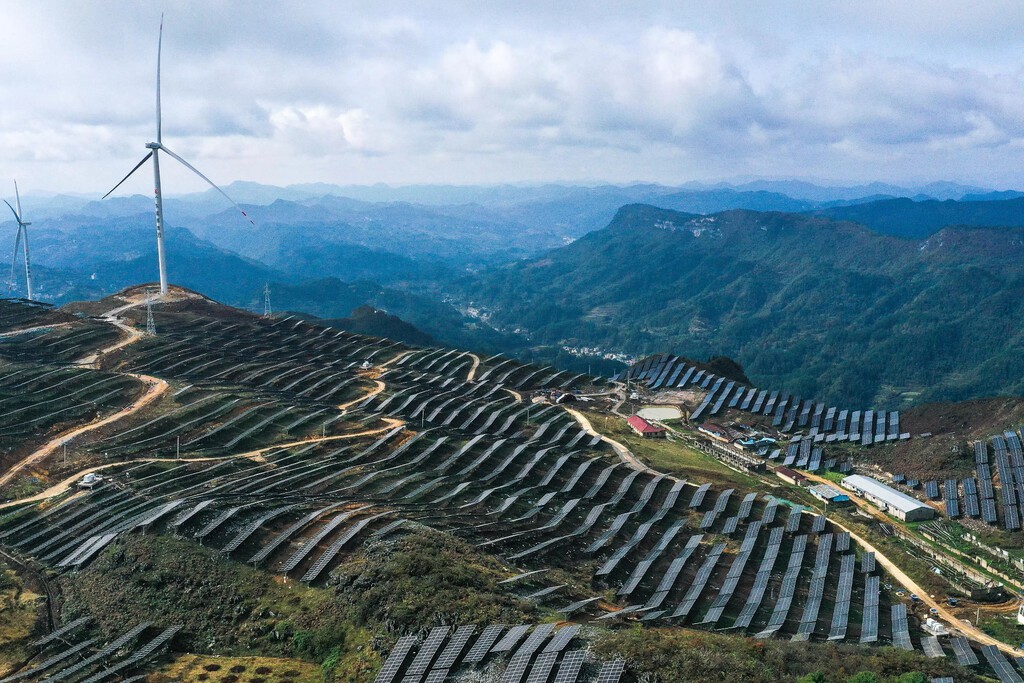 China ha superado los 1.200 GW en turbinas y paneles solares. El problema: desperdicia gran parte de su energía