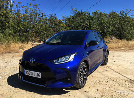 Probamos el nuevo Toyota Yaris: un utilitario bien equipado que ya sólo puede ser híbrido