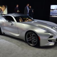 VLF Force 1, el deportivo con un V10, champagne, y un smartphone photoshopeado