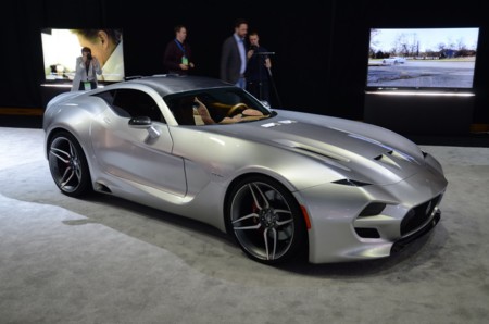 VLF Force 1, el deportivo con un V10, champagne, y un smartphone photoshopeado