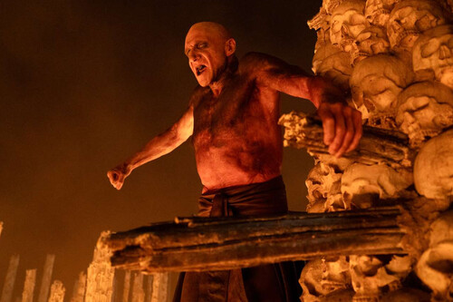 Ralph Fiennes desatado, un aro de fuego real y posibilidad de incendio constante. Así se rodó la increíble escena de Iron Maiden en '28 años después: el templo de los huesos' 