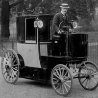 Aún no se habían inventado los alcoholímetros, pero en 1897 el primer detenido por conducir borracho de la historia fue un taxista inglés