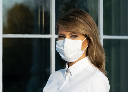 Los Trumps a lo Chenoa. Cuando Donald va sin mascarilla, Melania vuelve de allí (pero con ella).