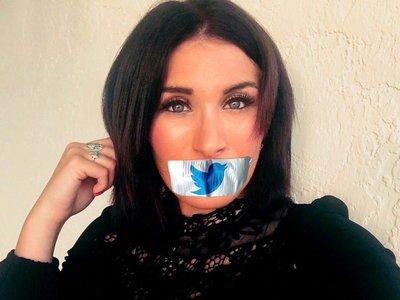 Una tuitera de extrema derecha se encadena a la puerta de Twitter porque la banearon 