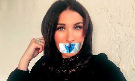Una tuitera de extrema derecha se encadena a la puerta de Twitter porque la banearon