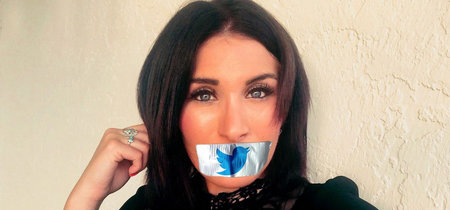 Una tuitera de extrema derecha se encadena a la puerta de Twitter porque la banearon 