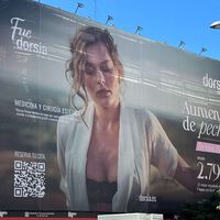 Una lona enorme en Madrid anima a ponerse tetas. Hay publicistas que piden que esto sea ilegal