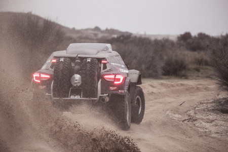 SsangYong Rexton DKR 2019 trasera en marcha