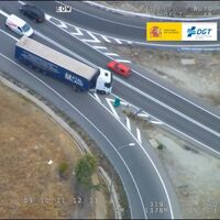 La DGT someterá a examen a camiones y autobuses en una nueva campaña de vigilancia: estos vídeos muestran lo que quiere evitar