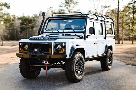 Land Rover Defender Old Fuji White by Osprey, un nuevo modelo restomod para desafiar la montaña