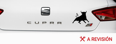 Cómo quitar pegatinas del coche sin destrozar la pintura: trucos caseros, productos milagro y lo que nunca debes usar