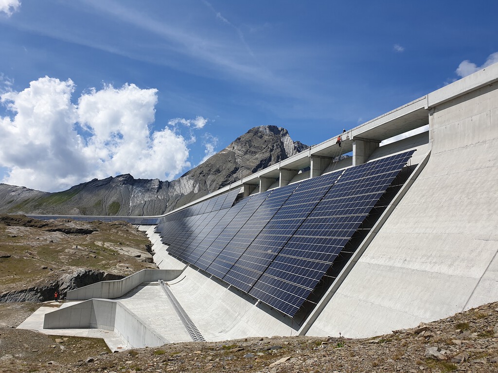 Los suizos han puesto casi 5.000 paneles solares en una presa a 2.500 metros. Tienen una razón: el invierno