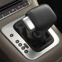 El error que casi todos cometemos al bajar del auto y que está acabando con la transmisión 