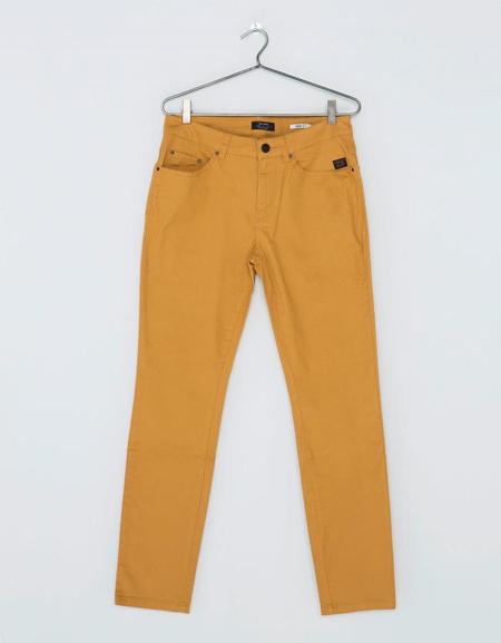 No seas gris: Cinco formas de usar pantalón de color este invierno
