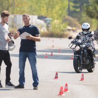 En Francia quieren más motoristas, por eso ahora les ayudarán a financiar su carnet de moto y habrá más examinadores
