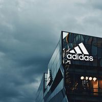 Vuelve la moda de los 2000: estas zapatillas Adidas inspiradas en las míticas de muelle están rebajadas a mitad de precio 