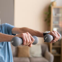 Además de salir a caminar a partir de los 40, los expertos recomiendan estos ejercicios que puedes hacer en tu casa 