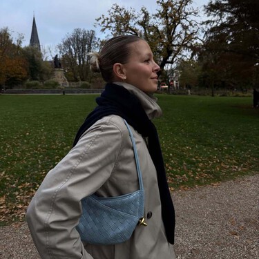 Las nuevas Nike en color rubí que llevan todas las chicas clásicas y estilosas 