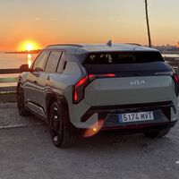 La gasolina por las nubes y los coches eléctricos cada vez más baratos: los datos apuntan a que cuestan 1.800 euros menos de media 