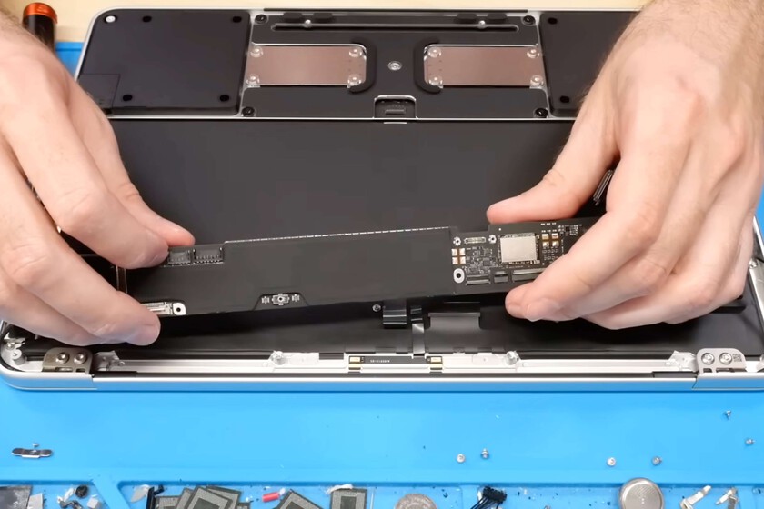 Juntaron un MacBook Neo, un iPhone y un soldador. El objetivo de este Frankenstein era saltarse los límites de Apple por las bravas