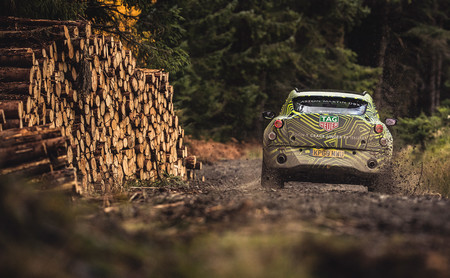 Aston Martin DBX 2