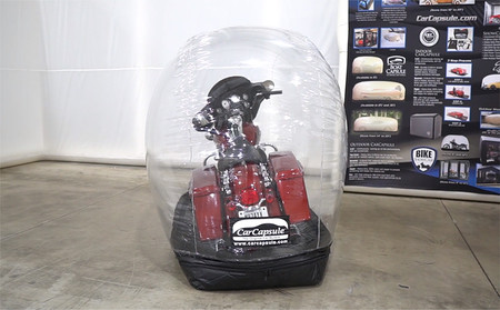 Esta cápsula hinchable para la moto es la enemiga de la de suciedad y de los golpes en el garaje, a la venta desde 260 euros