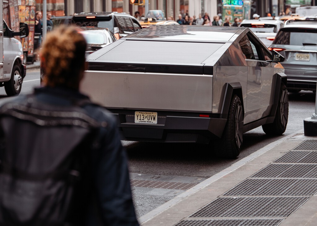 Elon Musk presumía de haber creado un coche "a prueba de apocalipsis". Ahora al Tesla Cybertruck se le están cayendo los faros 