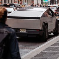 El Tesla Cybertruck prometía ser el coche más resistente del mundo. No contaban con llamarlos a revisión porque se caen a cachos