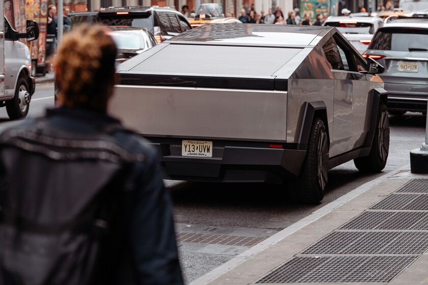 Elon Musk presumía de haber creado un coche "a prueba de apocalipsis". Ahora al Tesla Cybertruck se le están cayendo los faros