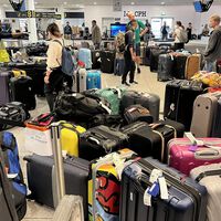 Llevamos años atando cintas a las maletas para identificarlas en el aeropuerto. Sus empleados advierten que es una pésima idea
