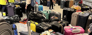 Llevamos años atando cintas a las maletas para identificarlas en el aeropuerto. Sus empleados advierten que es una pésima idea