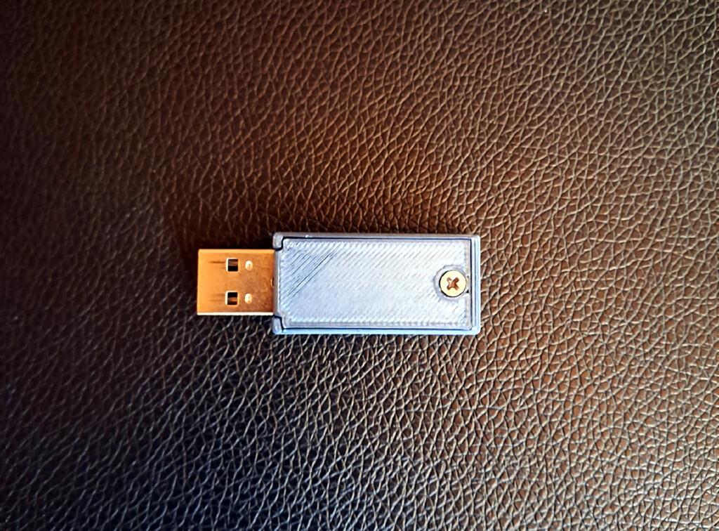 Este pendrive USB alemán es prácticamente indestructible y dura 200 años. El problema es no cabe casi nada 