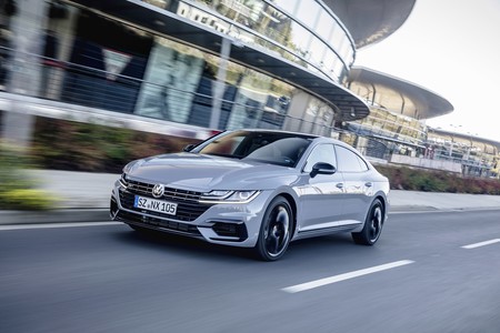 El Volkswagen Arteon R-Line Performance es una berlina deportiva de hasta 272 CV, a partir de 55.290 euros