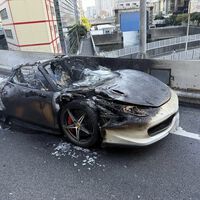 Ahorró por 10 años para comprarse su Ferrari. Una hora después de estrenarlo se le incendió en plena carretera  
