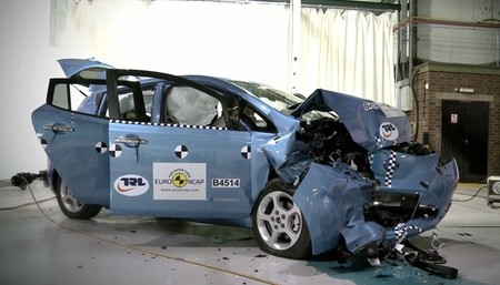 Coche accidentado a 64 km/h