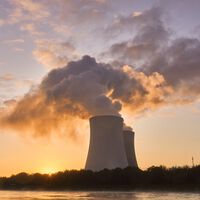 Hace tanto calor que en Europa están cerrando centrales nucleares, y eso sube el precio de la luz. En España no es un problema, pero solo de momento 