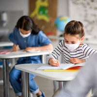 Los pediatras proponen la retirada progresiva de las mascarillas en las aulas 