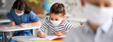 Los pediatras proponen la retirada progresiva de las mascarillas en las aulas 
