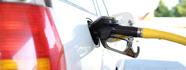 En 2025 pagaremos el diésel tan caro como la gasolina, pero no será a partir de mañana. Todo lo que necesitas saber de los nuevos impuestos al gasóleo