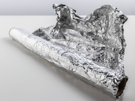 El truco que consta en envolver el mango de la sartén con papel aluminio: por qué recomiendan hacerlo al cocinar