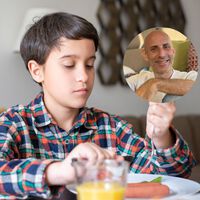Julio Basulto, nutriólogo: "obligar a un niño a terminar su plato afecta su mecanismo natural de saciedad y altera su relación con la comida a largo plazo"