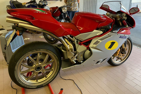 Esta MV Agusta F4 AGO se vende por 300.000 euros porque pudo ser precisamente del ilustre Giacomo Agostini