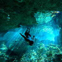 Desapareció mientras pescaba en un cenote. 15 días después lo encontraron con vida a más de 100 metros de profundidad 