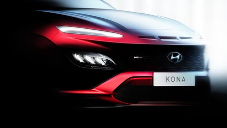 El Hyundai KONA 2021 se asoma en este primer teaser y promete llegar con una versión N Line