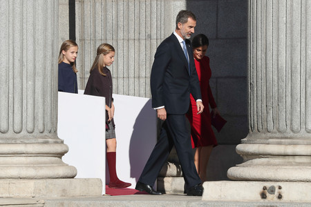 Doña Letizia apuesta por su color más favorecedor el día de la Constitución: un vestido rojo (repetido) 