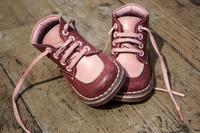Los zapatos del bebé no deben sujetar el tobillo