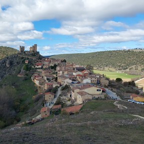 El pueblo de Guadalajara con un imponente castillo y un paraíso con cascada que fue plató de televisión para Félix Rodríguez de la Fuente  