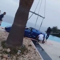 Motivos para no conducir con tacones: puedes terminar ahogando un Lamborghini ajeno en una alberca
