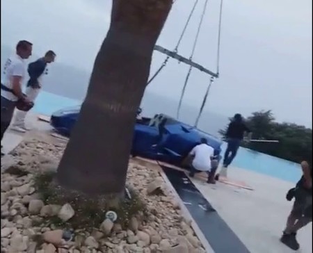 Motivos para no conducir con tacones: puedes terminar ahogando un Lamborghini ajeno en una alberca