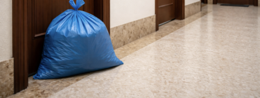 La Ley de Propiedad Horizontal es tajante: esto es lo que pasa si dejas la basura en el rellano de tu piso 